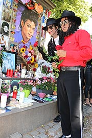 die beiden Michael Jackson Darsteller Dantiano Goodman und Koffi Misah am Michael Jackson Denkmal (©Fot: Martin Schmitz)